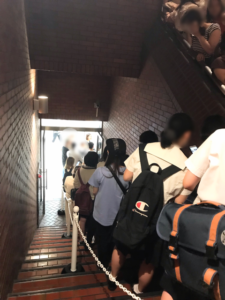 モッチャム福岡天神コアの行列が地下の階段に続く画像